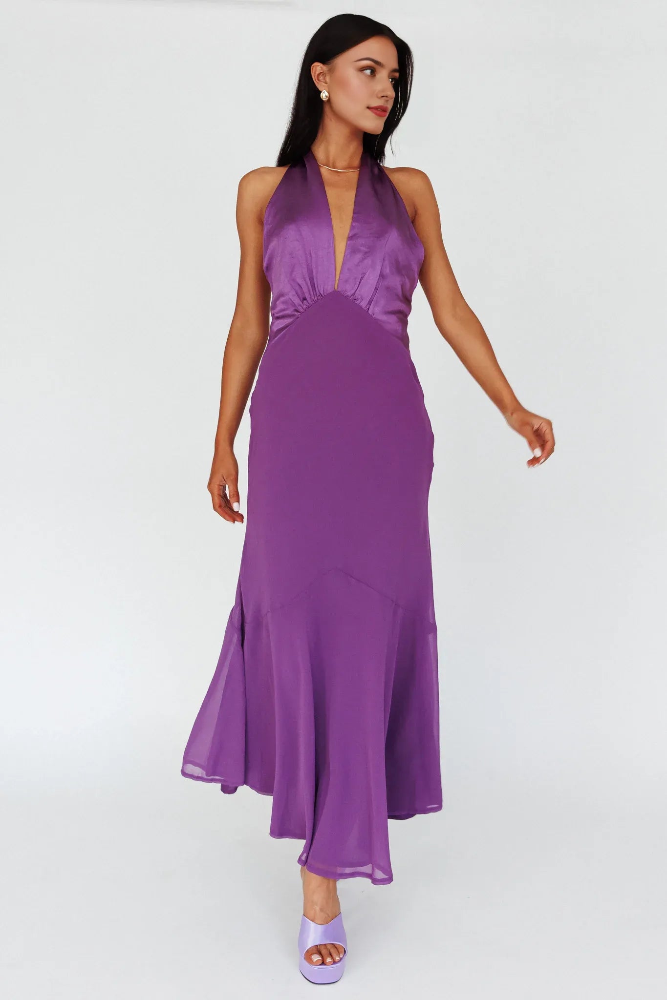 Vestido largo elegante de Weitese, morado, con cuello halter, corpiño de satén, escote en V pronunciado y silueta fluida.